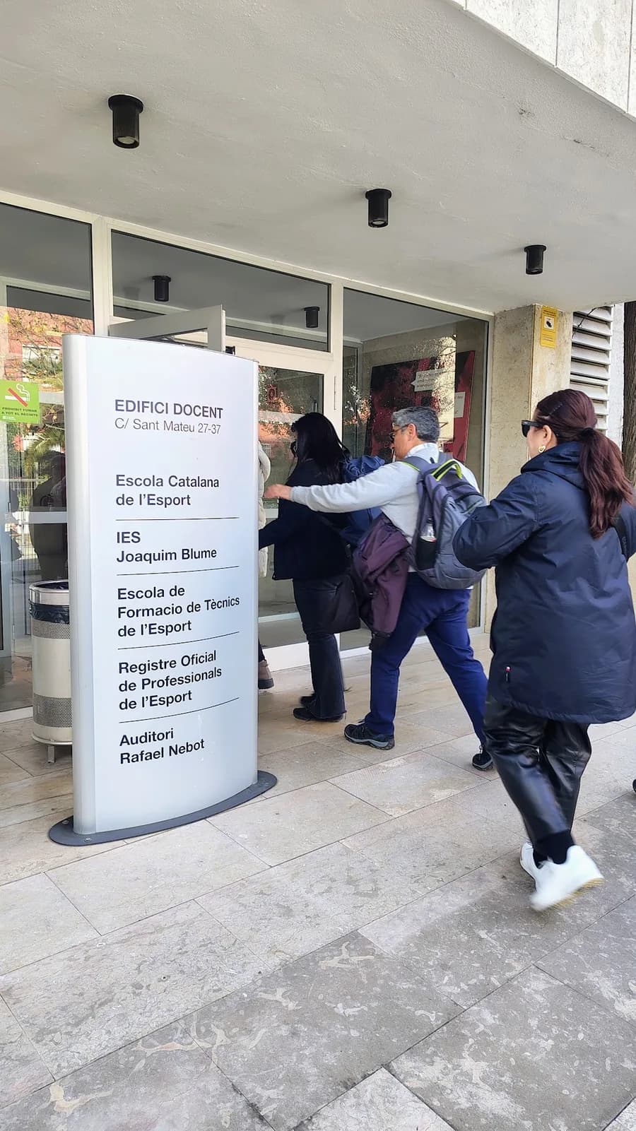 Docentes ingresando a una jornada de formación