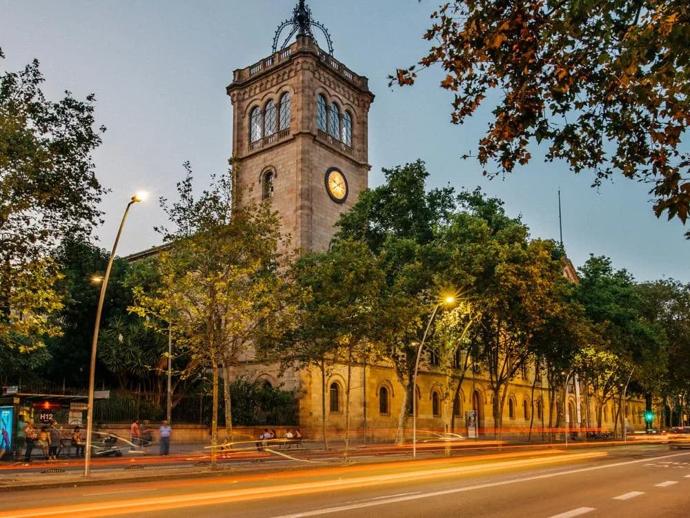 Edificio histórico de la Universidad de Barcelona al anochecer